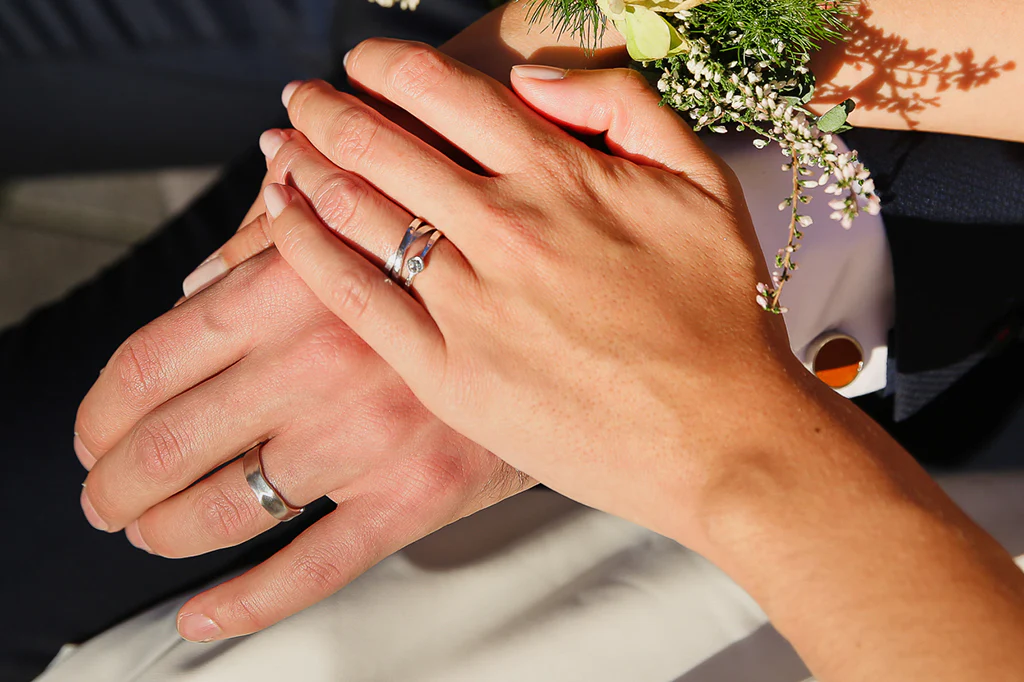 Vestuviniai žiedai su briliantais – vienas populiariausių šių dienų pasirinkimų